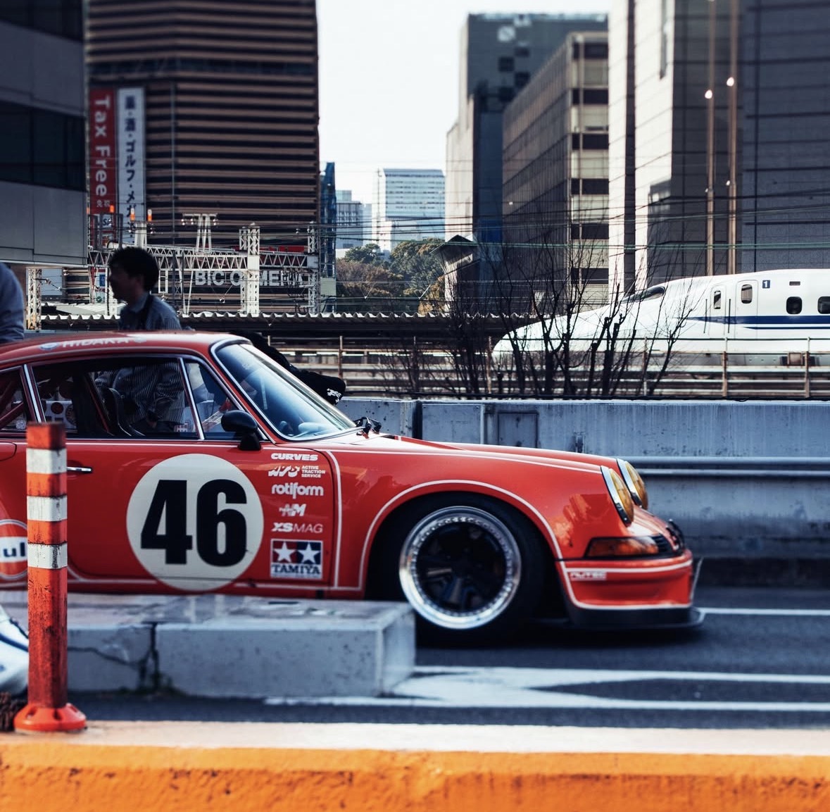 Clásico naranja de competición con el dorsal 46 en la ciudad